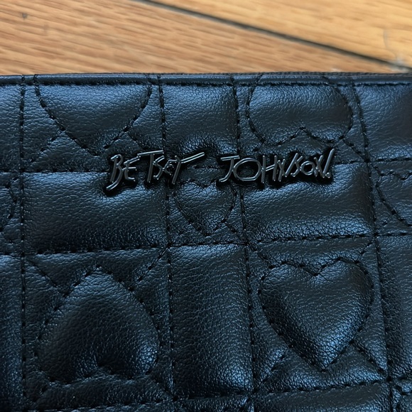 Betsey Johnson Black Quilted Zip Around Wallet Wristlet - Picture 2 of 4